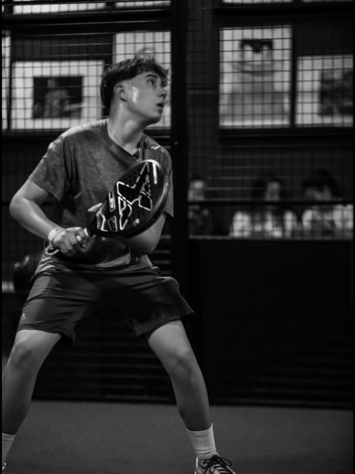 Jugador de Padel Slide preparado para el punto