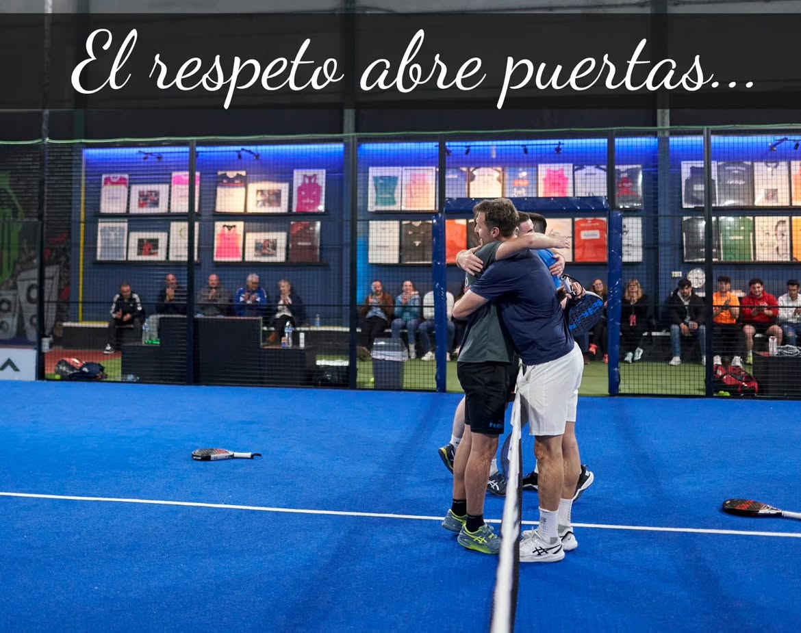 Jugadores compartiendo el final de un partido en Padel Slide